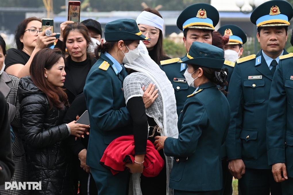 Tiễn biệt phi công Su-22 hy sinh: Bố mất rồi, sao thành gia đình được mẹ - 5 Tiễn biệt phi công Su-22 hy sinh: Bố mất rồi, sao thành gia đình được mẹ - 5