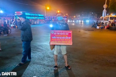 Cảm phục y sĩ phường "bỏ" ngày phép chống dịch đi từ thiện xuyên Tết