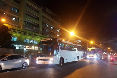 Nhân viên y tế Bệnh viện Đà Nẵng được đưa đi cách ly ở khách sạn