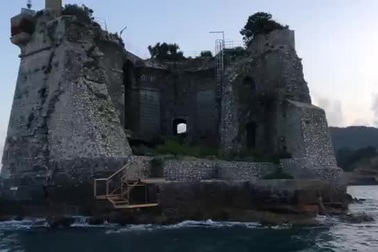 Tháp cổ nổi bật trên biển