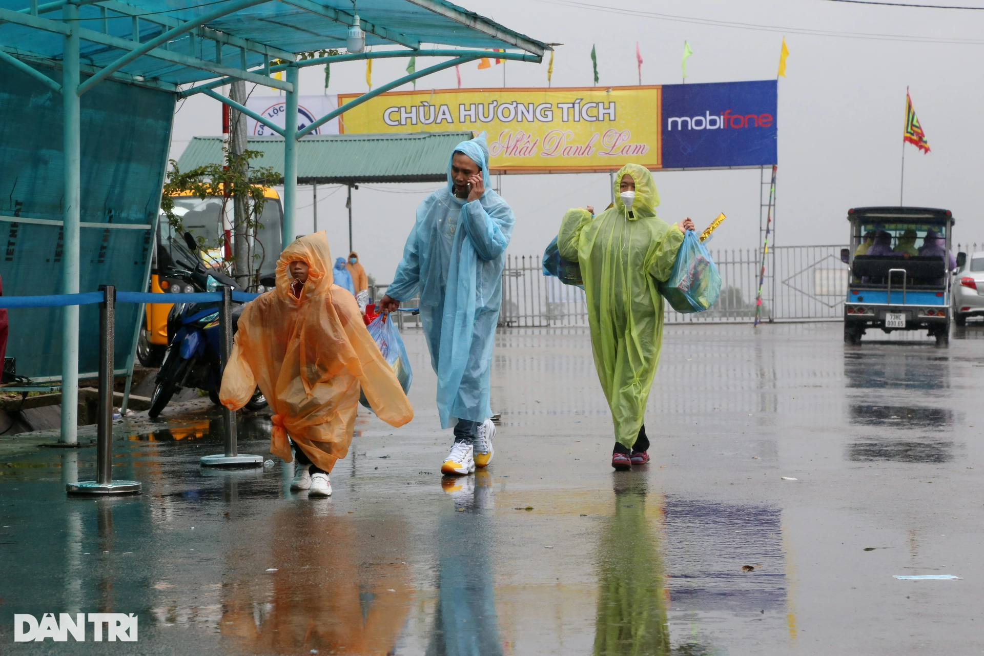 Du khách đội mưa lên ngôi chùa ở đỉnh đẹp nhất trong số 99 đỉnh núi Hồng - 11 Du khách đội mưa lên ngôi chùa ở đỉnh đẹp nhất trong số 99 đỉnh núi Hồng - 11