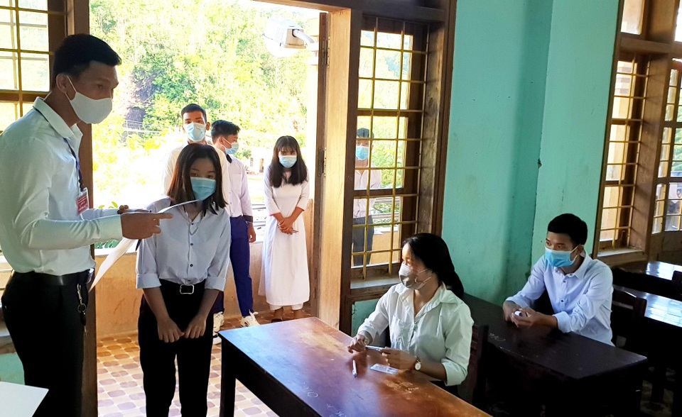 Chồng bệnh nhân Covid-19 thứ 981 đi coi thi tốt nghiệp THPT - 1 Chồng bệnh nhân Covid-19 thứ 981 đi coi thi tốt nghiệp THPT - 1