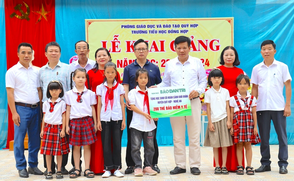 Cùng chung tay tặng học sinh khó khăn BHYT, giảm nỗi lo trước năm học mới - 2 Cùng chung tay tặng học sinh khó khăn BHYT, giảm nỗi lo trước năm học mới - 2