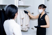 Nghề sắp xếp đồ hiệu cho người giàu: Không được "hoa mắt" trước tiền bạc