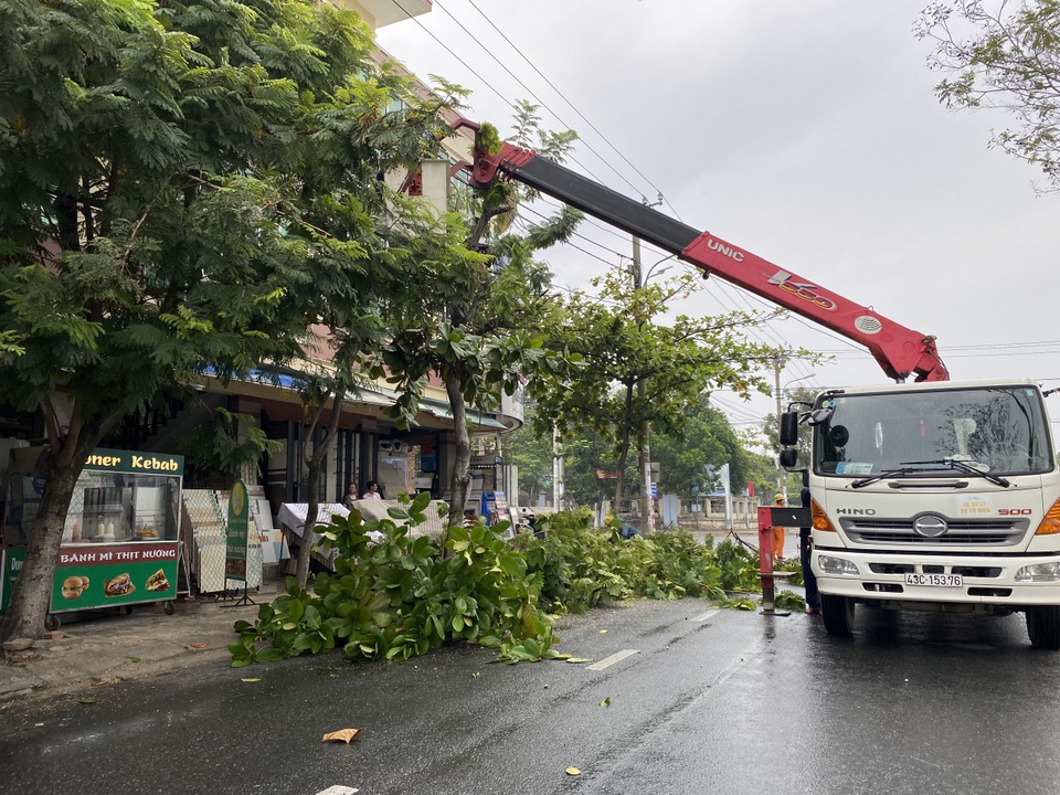 Ngư dân Đà Nẵng hối hả đưa tàu thuyền lên bờ tránh bão số 5 - 9 Ngư dân Đà Nẵng hối hả đưa tàu thuyền lên bờ tránh bão số 5 - 9