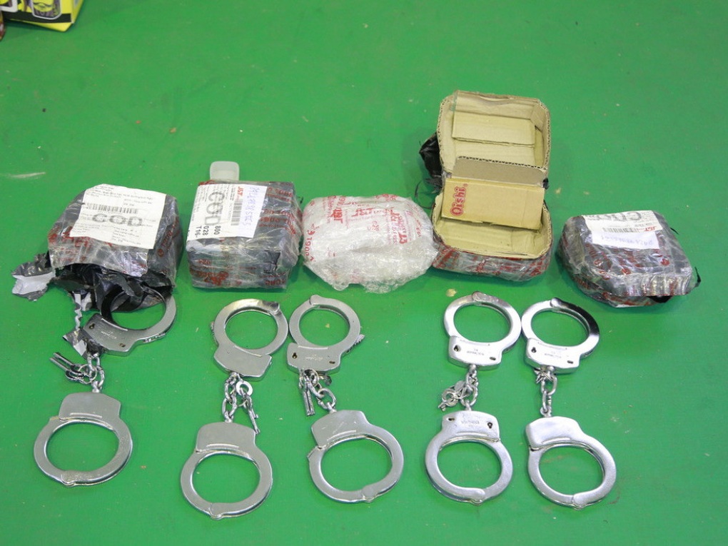 Xe chuyển phát nhanh chở nhiều còng số 8 và súng - 1 Xe chuyển phát nhanh chở nhiều còng số 8 và súng - 1
