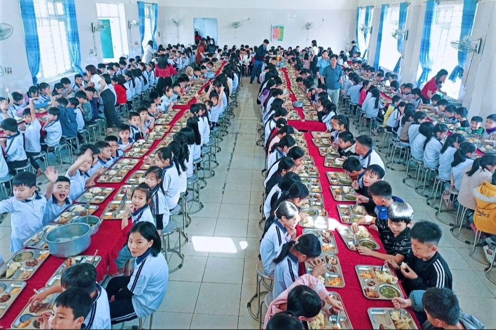 អាហារពេលព្រឹក ១៥ ០០០ ដុងនៅសាលាភ្នំ៖ តើឪពុកម្ដាយនិយាយយ៉ាងណា? - ៣ Suất ăn bán trú 15.000 đồng ở trường miền núi: Phụ huynh nói gì? - 3