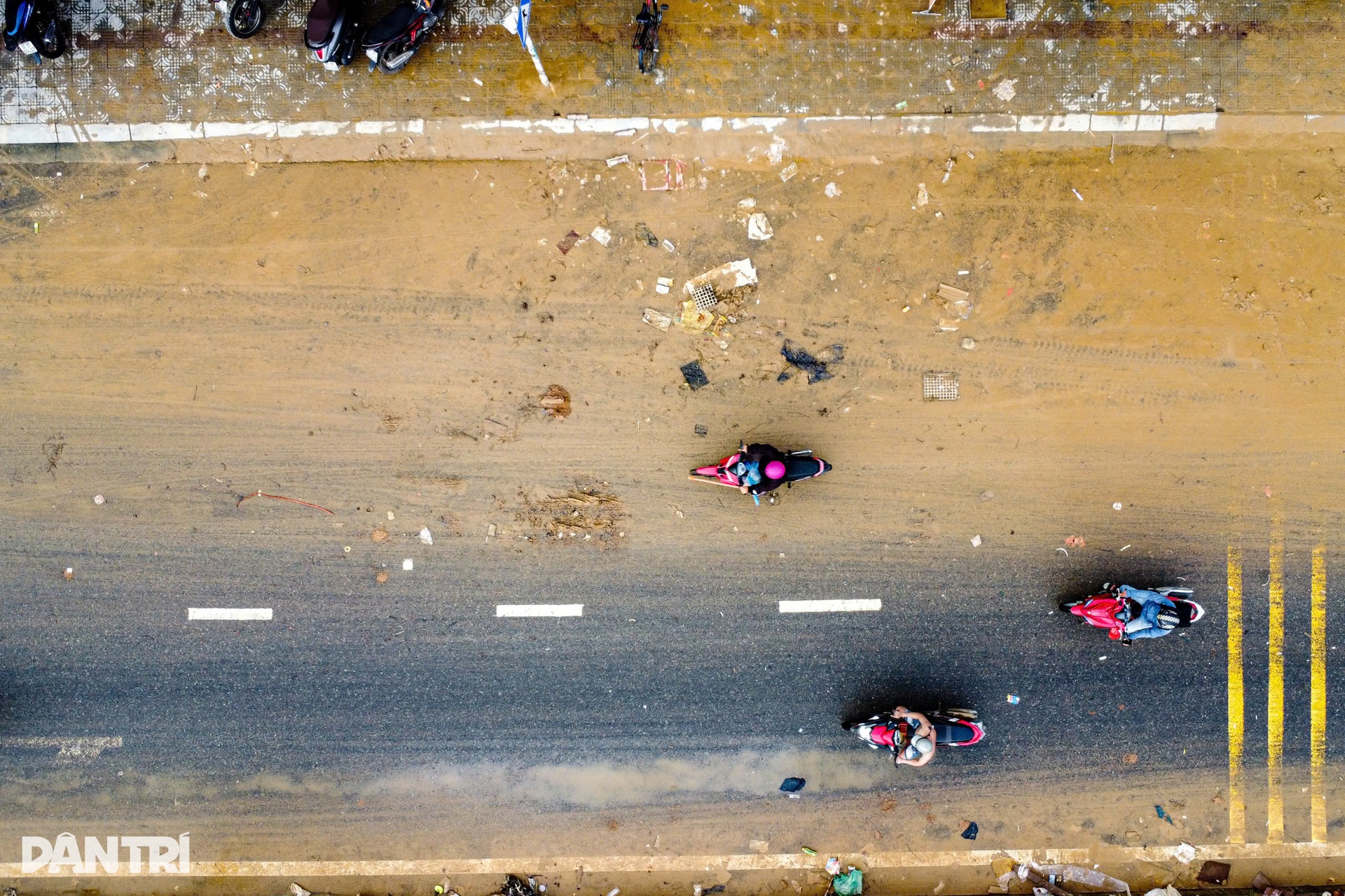 Ô tô chết la liệt, bùn và rác phủ kín khắp nơi sau lũ - 8 Ô tô chết la liệt, bùn và rác phủ kín khắp nơi sau lũ - 8