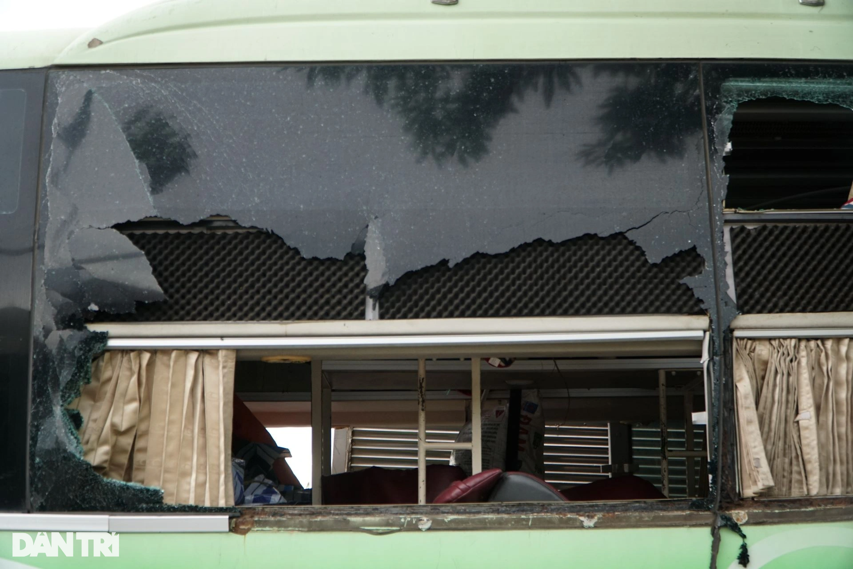 Kính xe bắn tung tóe vào người, tôi hô hoán khách ra cửa thoát hiểm - 5