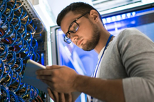 Công ty bồi thường 3 tháng lương, tặng laptop sau khi sa thải nhân viên