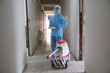 Robot khử khuẩn của trường ĐH chính thức “làm việc” ở khu cách ly