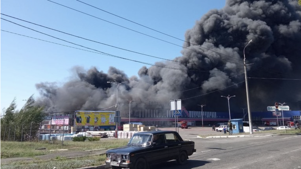 Quân đội Ukraine pháo kích, trung tâm thương mại ở Donetsk bốc cháy dữ dội - 1 Quân đội Ukraine pháo kích, trung tâm thương mại ở Donetsk bốc cháy dữ dội - 1