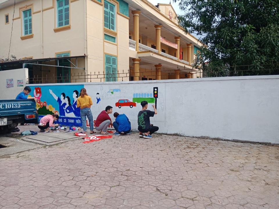Hà Tĩnh: Những họa sĩ không chuyên tô đẹp cho phố phường - 2 Hà Tĩnh: Những họa sĩ không chuyên tô đẹp cho phố phường - 2