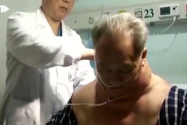 Người đàn ông bị u mỡ kín cổ vì nghiện uống rượu mạnh