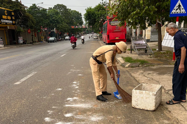 CSGT cùng người dân dọn dẹp đá rơi trên quốc lộ