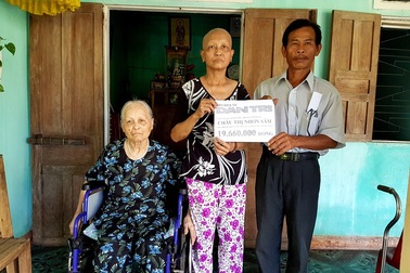 Thêm gần 20 triệu đồng đến với người phụ nữ ung thư nuôi mẹ già yếu