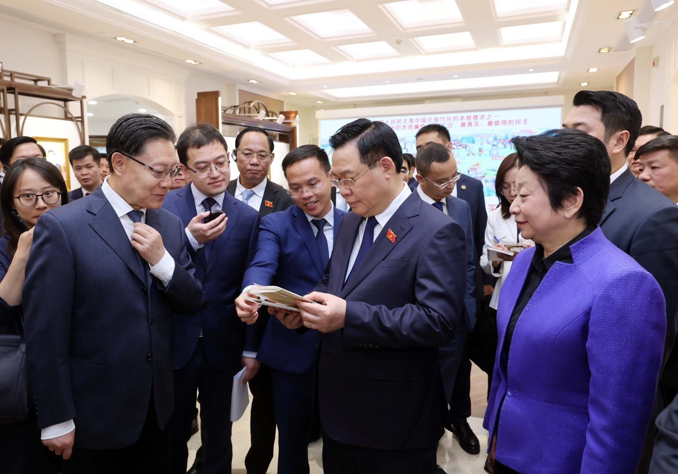 Chủ tịch Quốc hội Vương Đình Huệ thăm Trung tâm Lập pháp ở Thượng Hải - 1