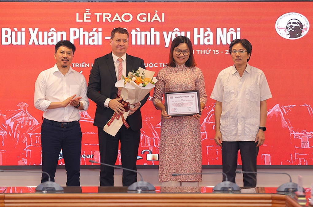 Đạo diễn Hà Nội trong mắt ai Trần Văn Thủy nhận Giải thưởng Lớn - 4 Đạo diễn Hà Nội trong mắt ai Trần Văn Thủy nhận Giải thưởng Lớn - 4