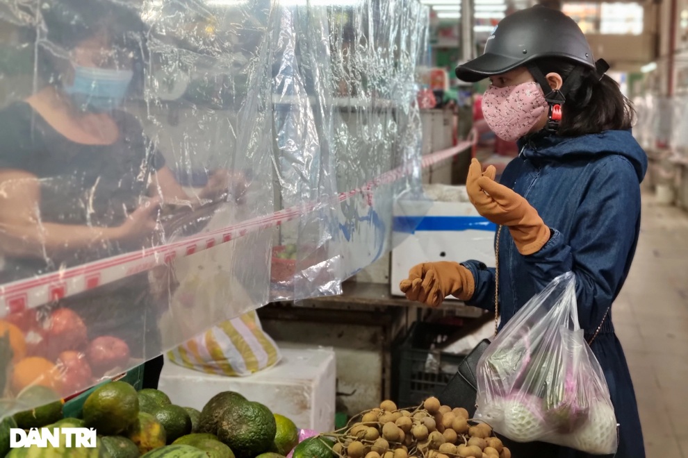 Bí thư Đà Nẵng đến chợ Hàn thăm hỏi bà con vùng xanh - 4 Bí thư Đà Nẵng đến chợ Hàn thăm hỏi bà con vùng xanh - 4