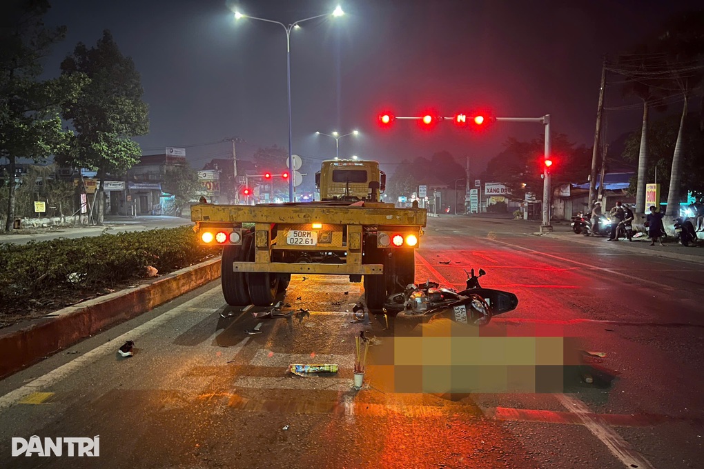 Nam công nhân nghi bị rượt đuổi, tông đuôi xe đầu kéo tử vong ở Bình Dương - 1 Nam công nhân nghi bị rượt đuổi, tông đuôi xe đầu kéo tử vong ở Bình Dương - 1