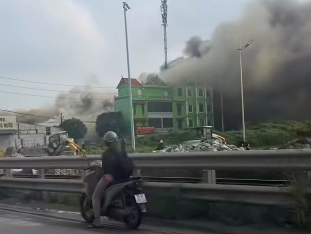 Cháy khu tập kết phế liệu trong nhà xưởng ở Hà Nội - 1