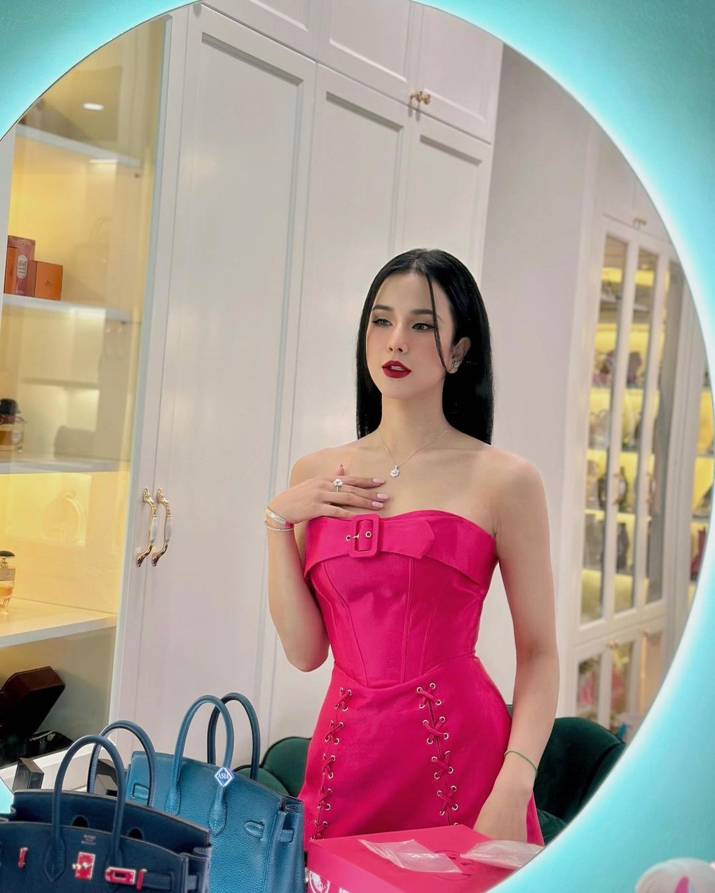 Diệp Lâm Anh thích diện váy áo gợi cảm, đeo túi Chanel trăm triệu đồng - 5 Diệp Lâm Anh thích diện váy áo gợi cảm, đeo túi Chanel trăm triệu đồng - 5