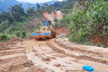 Nỗ lực thông đường vào vùng bị cô lập ở Phước Sơn