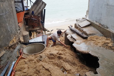 Nhà dân bị sóng đánh "hở hàm ếch", nhiều người lo lắng sơ tán