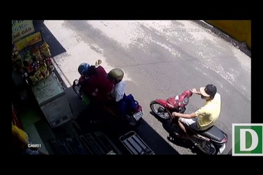 Hai tên cướp giật iPhone của phụ nữ bị camera ghi hình