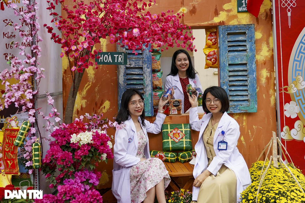 Bệnh nhân, y bác sĩ du xuân tại đường hoa bên trong Bệnh viện Chợ Rẫy - 5 Bệnh nhân, y bác sĩ du xuân tại đường hoa bên trong Bệnh viện Chợ Rẫy - 5
