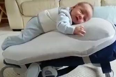 Clip dễ thương của bé: Dễ như ru bé ngủ