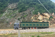 Dùng gậy gỡ dây viễn thông, tài xế xe đầu kéo bị điện phóng tử vong