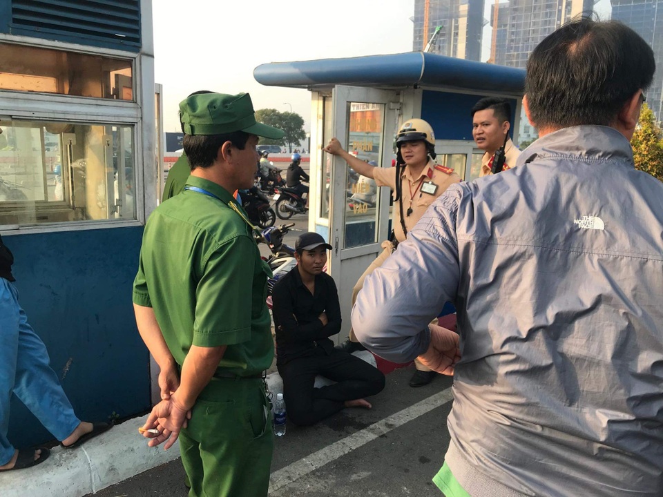 Tạm giữ đối tượng chở thuốc lá lậu, gây tai nạn ở hầm Thủ Thiêm - 2