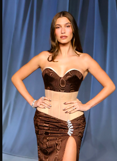 Váy corset khó thở của Hailey Bieber: Khi cơ thể là ngôn ngữ thời trang - 2
