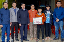 Hơn 220 triệu đồng đến với người mẹ u não, con 13 tuổi bị rắn độc cắn