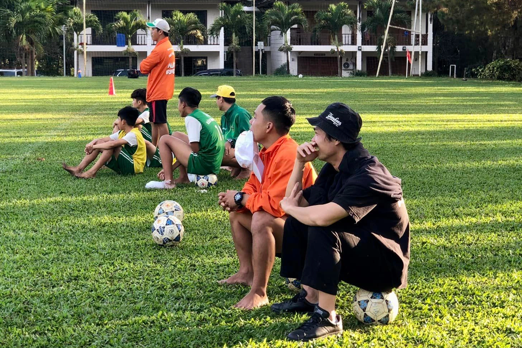 Công Phượng về Gia Lai thăm lại thầy cũ - 2 Công Phượng về Gia Lai thăm lại thầy cũ - 2