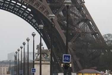 Tháp Eiffel sơ tán khẩn cấp vì cảnh báo bom