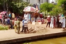 Sóc Trăng: Con cháu mang quan tài cha lên trụ sở UBND xã xin đất chôn