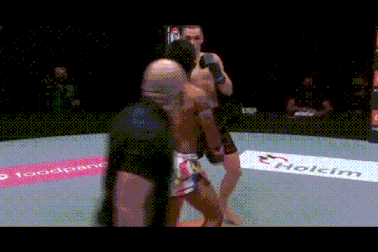 Giơ mặt cho đối thủ đấm, "Người sắt" Thái Lan vừa thi đấu vừa "tấu hài"