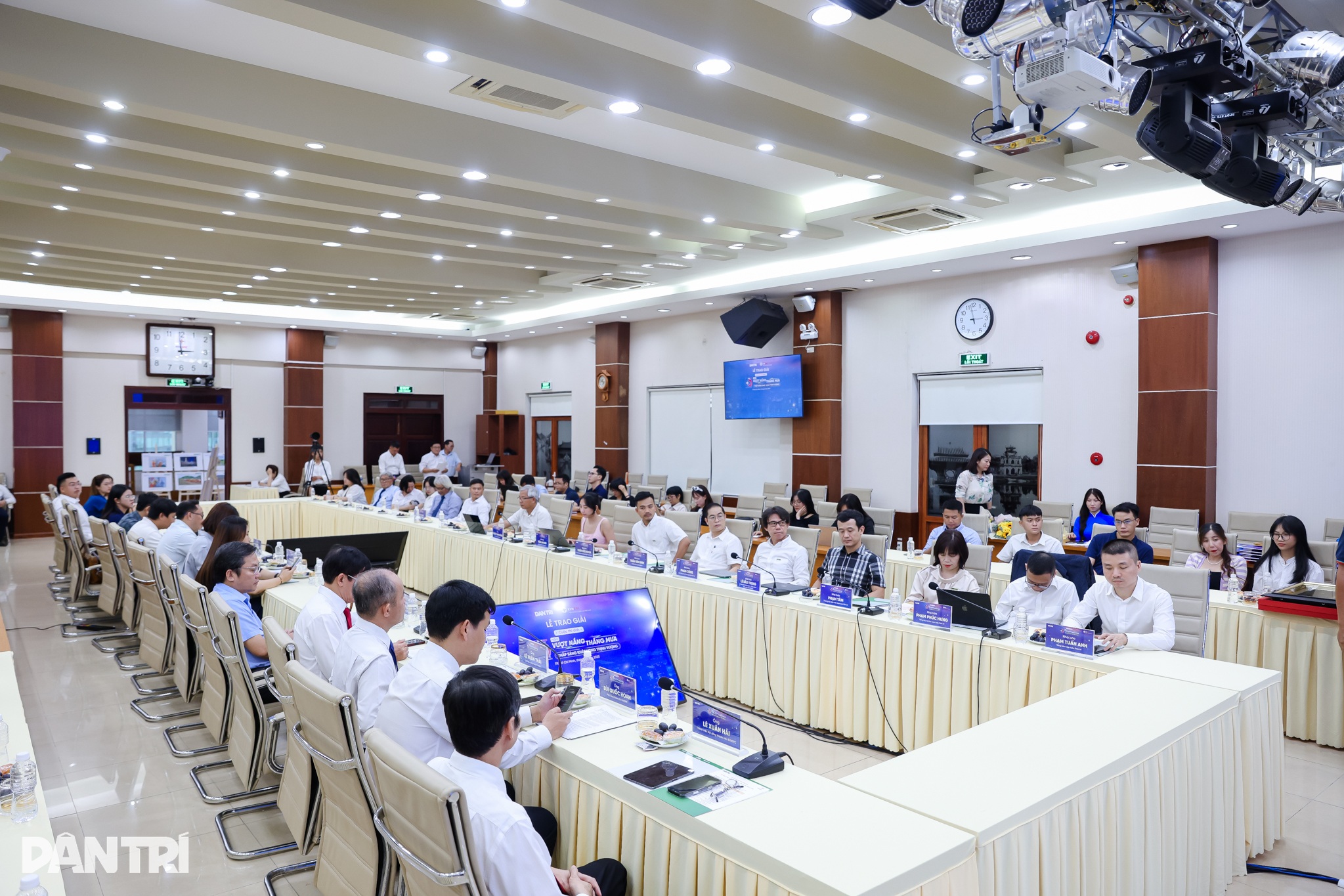 Trao giải cuộc thi ảnh kỷ niệm 50 năm ngành điện lực miền Nam - 7