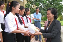 "Một triệu cuốn vở..." đến học sinh nghèo: Vĩnh Long, Bến Tre, Trà Vinh