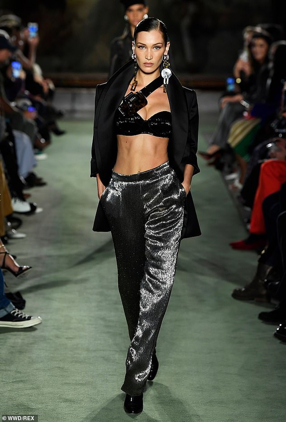 Bella Hadid khoe eo săn chắc trên sàn catwalk - 6 Bella Hadid khoe eo săn chắc trên sàn catwalk - 6