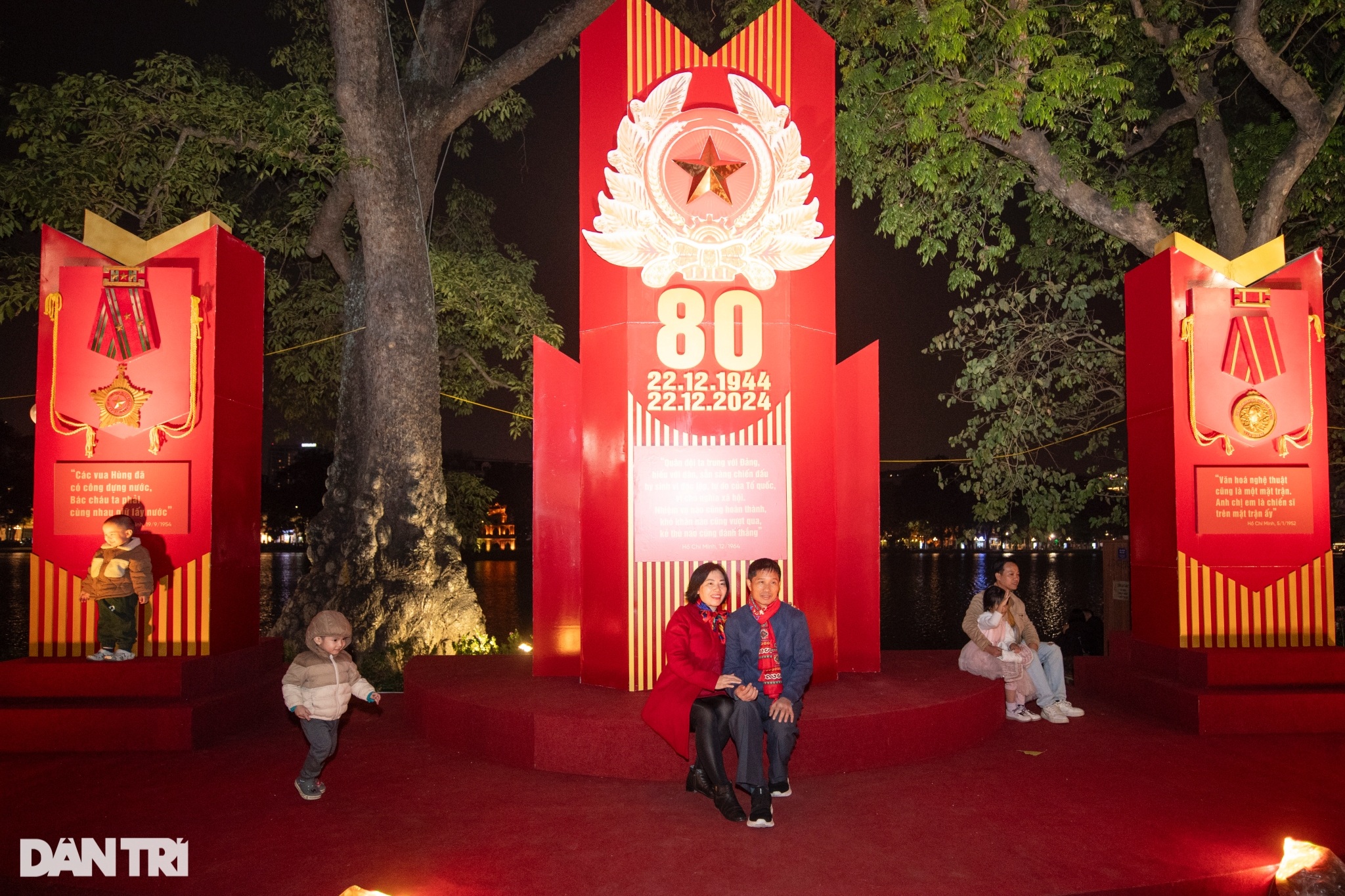 View - Đại tướng Phan Văn Giang gặp gỡ, bắt tay người dân trên phố đi bộ hồ Gươm | Báo Dân trí