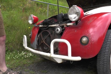 Khởi động xe bằng tay quay