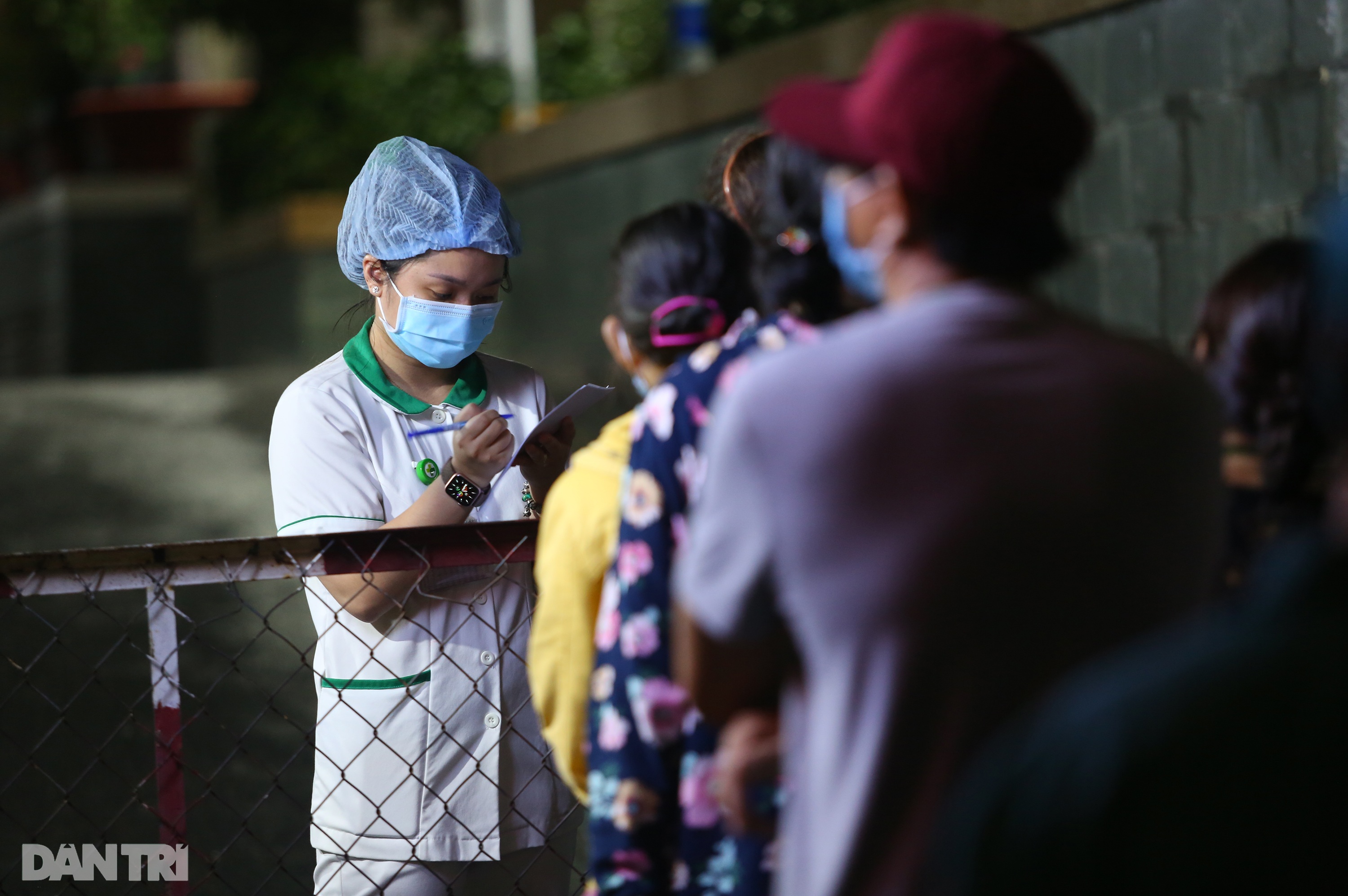Phong tỏa Bệnh viện Hoàn Mỹ Sài Gòn, dân xếp hàng dài xin vào giữa đêm - 9 Phong tỏa Bệnh viện Hoàn Mỹ Sài Gòn, dân xếp hàng dài xin vào giữa đêm - 9