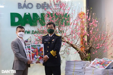 Tặng Báo Dân trí Xuân Nhâm Dần 2022 tới cán bộ, chiến sĩ biên giới, hải đảo