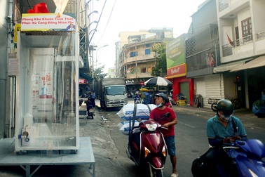 Người Sài Gòn sử dụng buồng khử khuẩn miễn phí đặt trên vỉa hè