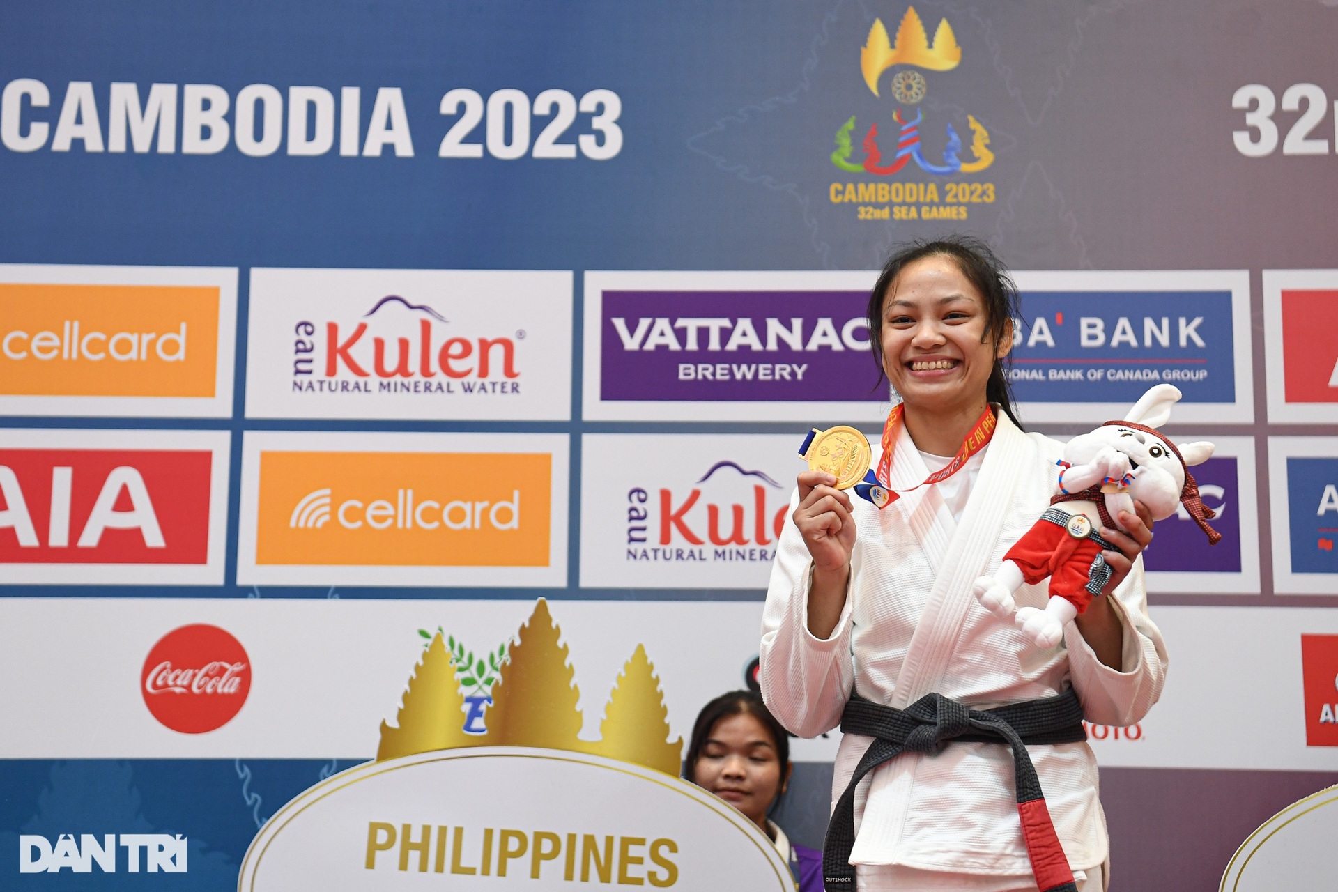 Võ sĩ Philippines gây sốc, khóc nức nở khi hạ tượng đài võ thuật Campuchia - 9 Võ sĩ Philippines gây sốc, khóc nức nở khi hạ tượng đài võ thuật Campuchia - 9