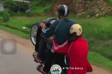Thiếu niên bốc đầu xe máy để ra oai với bạn gái