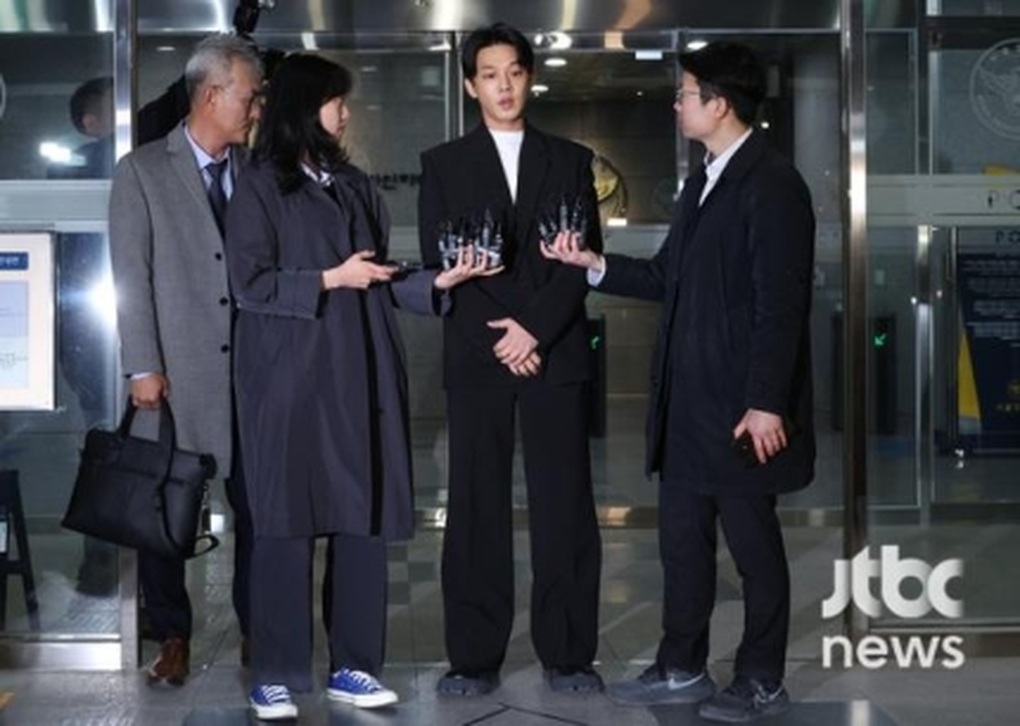 Ảnh đế Yoo Ah In khóc sau cuộc thẩm vấn, Song Hye Kyo cũng bị réo tên - 3 Ảnh đế Yoo Ah In khóc sau cuộc thẩm vấn, Song Hye Kyo cũng bị réo tên - 3